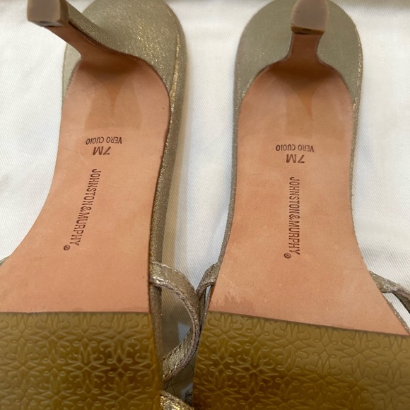 Johnston & Murphy. Color: Gold Metallic Kid Suede Size:7 - Picture 4 of 5